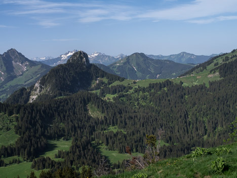 Le Roc d'Enfer derrière le Mont Jorat et les chalets d'Autigny