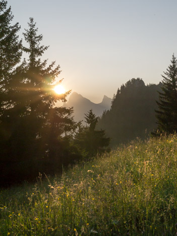 Le soleil se lève derrière la Dent d'Oche