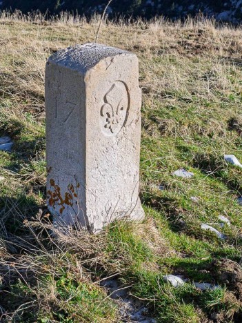 Borne frontière sur l'Alpette