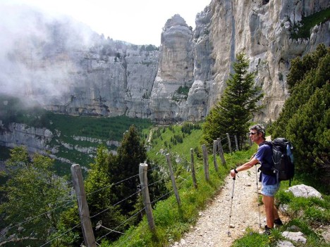 Les falaises du cirque qui dominent le chemin du passage de l'Aulp du Seuil
