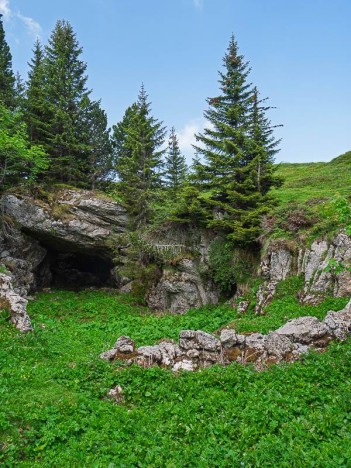 Grotte sous le Col de Belles Ombres