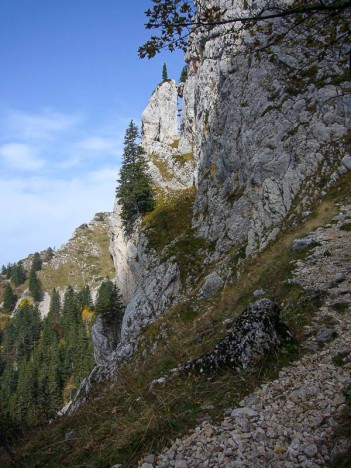 Falaise des Roches Rousses, remarquer le bloc coincé