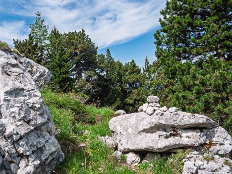 Cairn à la sortie du couloir du Jardin