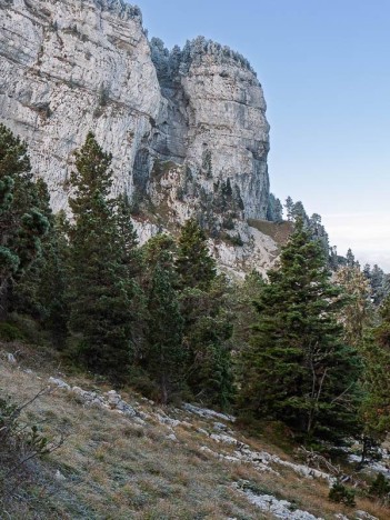 La cheminée rocheuse dans la falaise Nord de Chamechaude