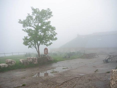 Parking désert pour l'Auberge du Charmant Som