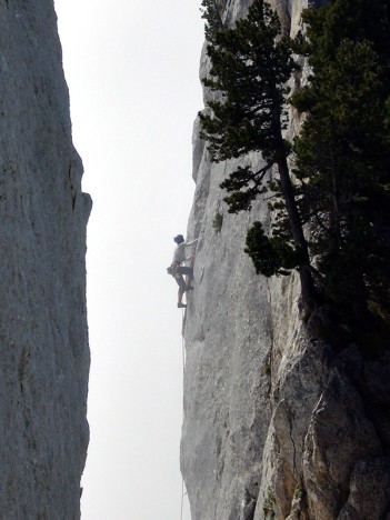 Un grimpeur escalade le Rocher Pointu
