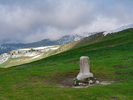 Borne frontière du Col de l'Alpe