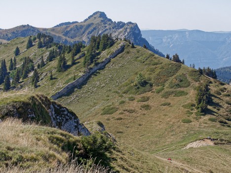 Le Rocher de Lorzier, arrière plan de la Crête de Génieux