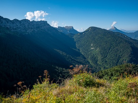 La dent de Crolles au travers du Col de la Saulce, sept. 2021