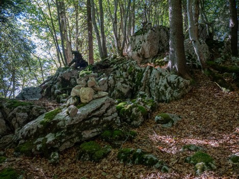 Cairn sur la crête de la dépression qui domine la sortie de la Combe Sud, sept. 2022