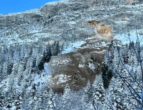 Important glissement de terrain à la Dent de Crolles sur le versant du Trou du Glaz – Image © Radio France - Lionel Cariou