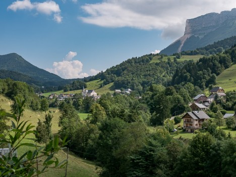 Le village d'Épernay et le Mont Granier