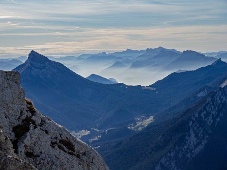 Le Vercors au loin au travers du Col de Porte
