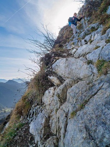 Passage escarpé du sentier du Racapé