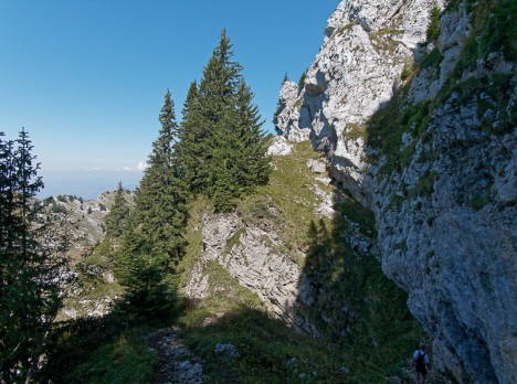 Passage exposé d'un raide couloir encaissé