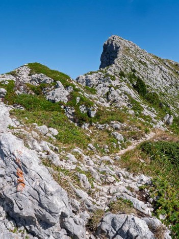 En vue, la croix du Grand Som