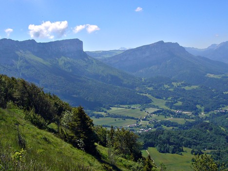 La vallée des Entremonts dominée par le Mont Granier