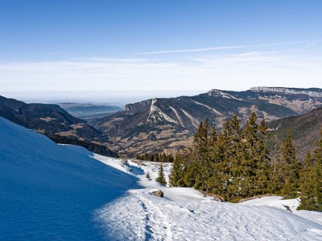 Vers le panneau du carrefour Tracarta-Pratcel