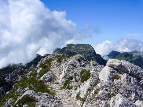 Les Rochers de Bellefont et plus loin le plateau de la Dent de Crolles depuis la Lance Sud de Malissard