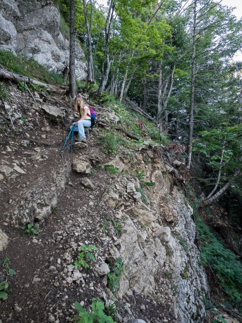 Léna sur le sentier du Mont Joigny