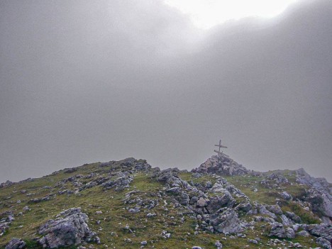 Croix de bois rafistolée à la sortie du pas du Cuert