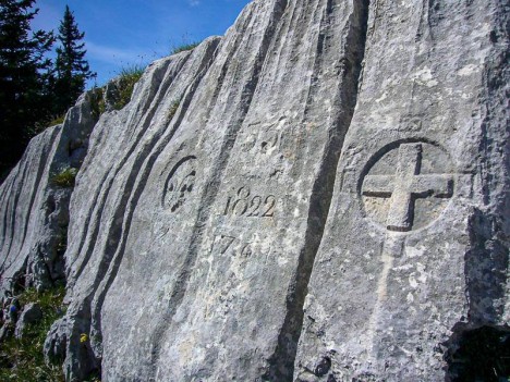 Borne frontière France-Savoie gravée au Pas de l'Échelle