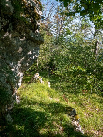 Descente d'une rampe en remblai, août 2023