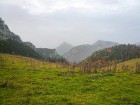 Au Col de la Ruchère, Chamechaude ennuagée depuis le arrière plan de l'Arête de Bérard