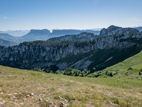 La Dent de l'Ours derrière les Roches Rousses