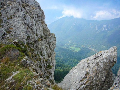 Au bord de l'à pic des falaises Ouest de La Pinéa