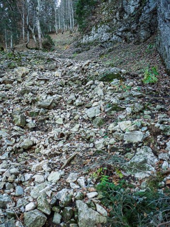 Le sentier Vermorel au pied des falaises