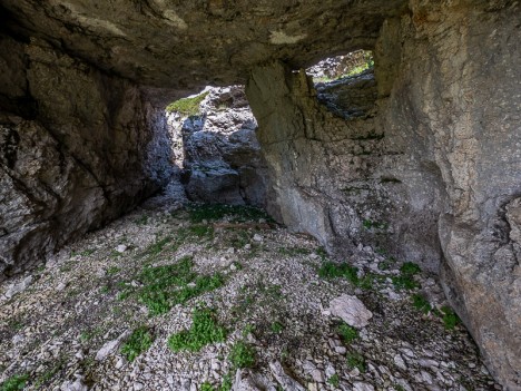 Les fenêtres de l'arche de la Doline du Pinet, août 2021