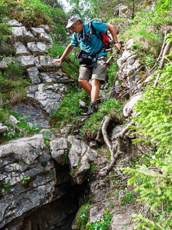 Passage dans la faille au fond de la doline du Grand Glacier du Pinet