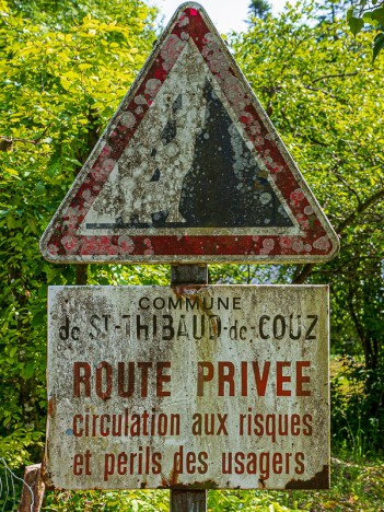 Avertissement au début de la route du Col du Planet