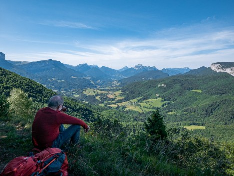 Contemplation devant la Vallée des Entremonts, juin 2022