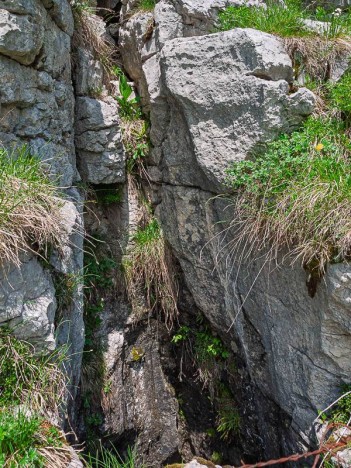 Puits d'un profond scialet sous les Rochers de Fouda Blanc