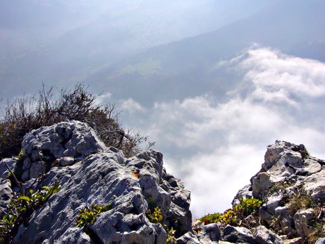 Au sommet de Roche Veyrand, nuages sur Saint-Pierre-d'Entremont