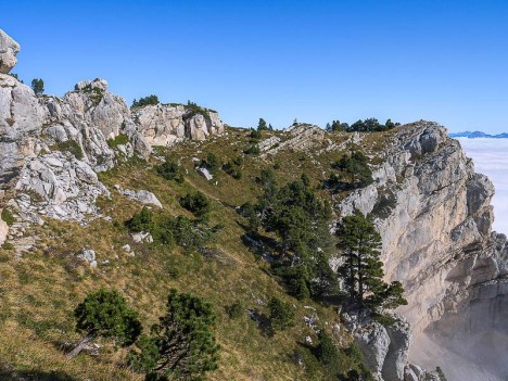 La sente traverse dans le versant Est,  Rocher du Midi