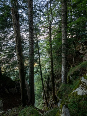 Couloir toboggan dans les falaises des Rochers du Frou, sept. 2023