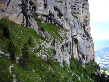 Paroi et sente rive gauche de la Rousse