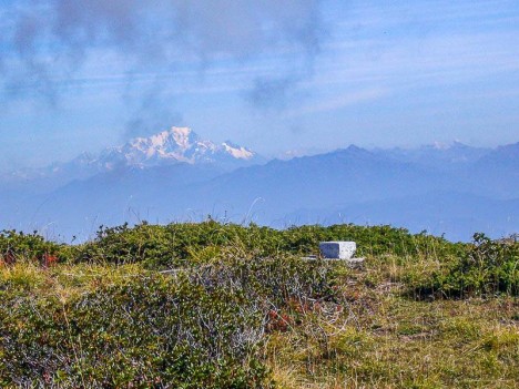 La borne du point 1830, sommet de la Rousse, et le Mont Blanc