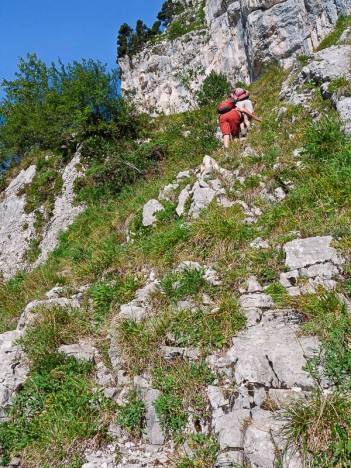 Rude montée sous le Pas de la Rousse