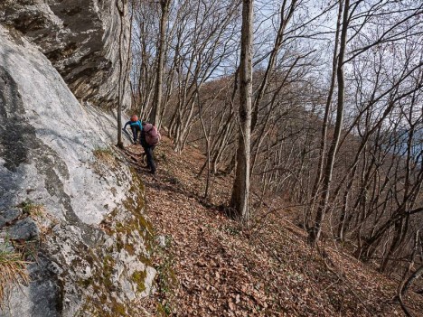 Au pied de la falaise