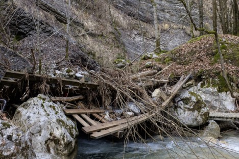 Les crues ont arraché les passerelles