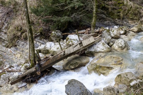 Les crues ont emporté les passerelles