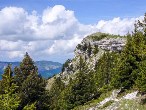 En vue, la croix du Sommet du Pinet, Entremont le Vieux