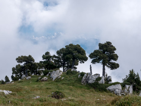 Cumulus sur Belledonne à travers les nuages