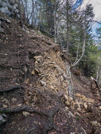 Éboulement du sentier sous le Mont Joigny