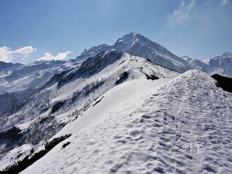 La Montagne d'Arvillard devant les Grands Moulins, avr. 2009