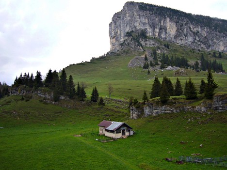 Bergerie de l'Alpette au pied du Mont Granier, mai 2007